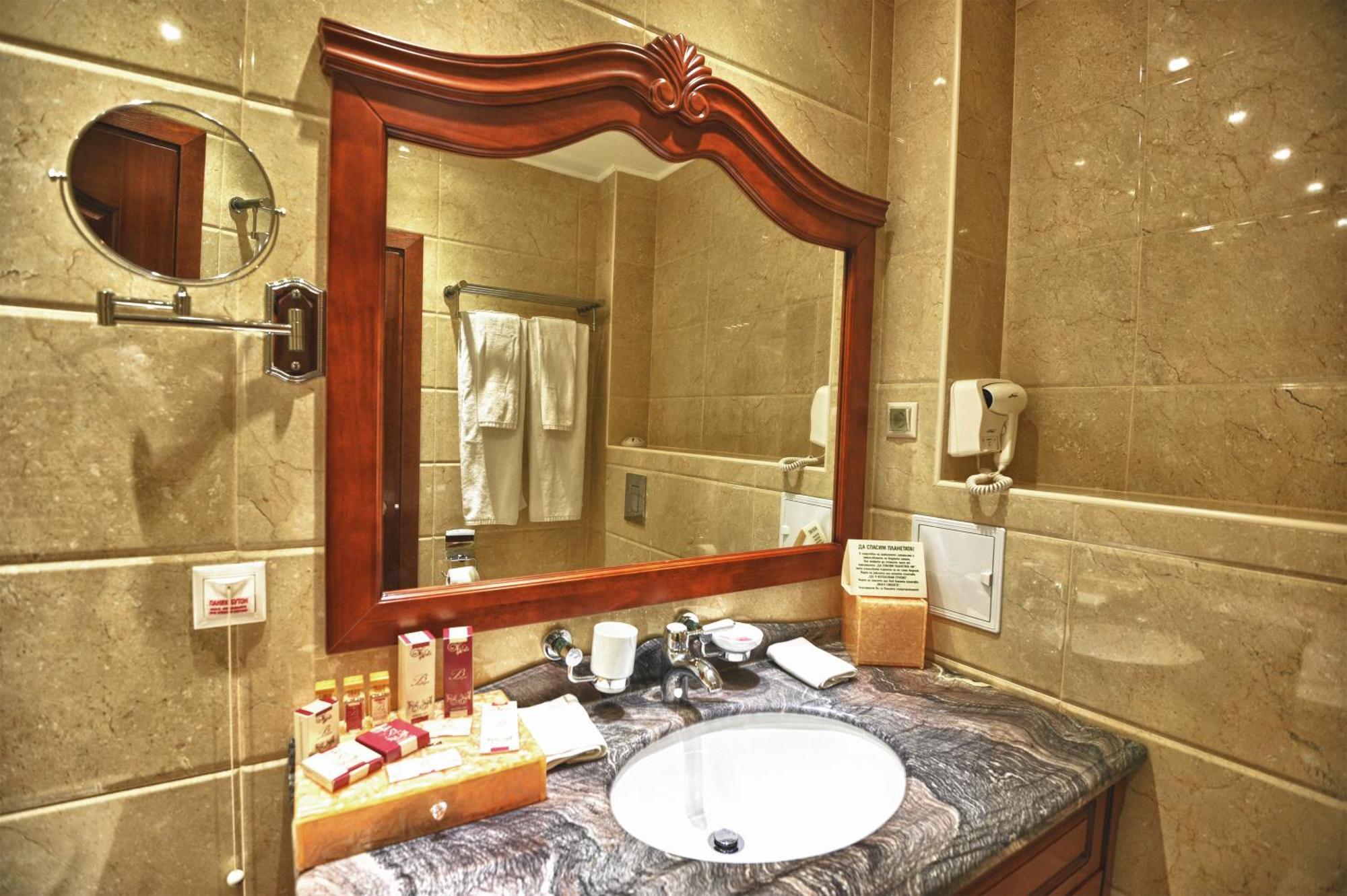 Park Hotel Stara Zagora Exteriér fotografie Bathroom mirror